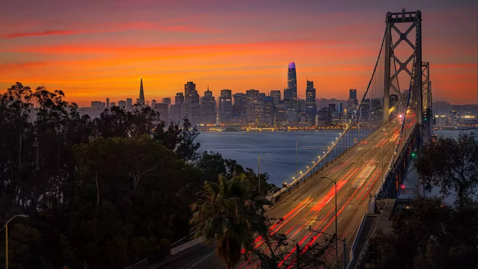 Tramonto che si affaccia sul Bay Bridge verso lo skyline di San Francisco