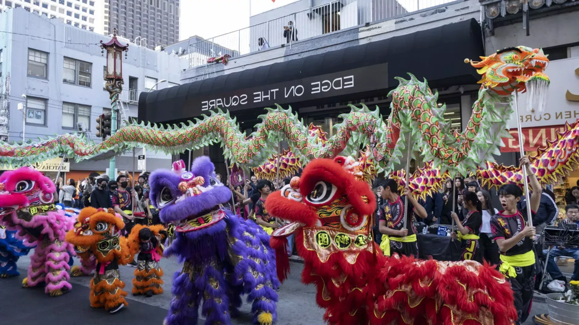 广场边缘的唐人街庆典