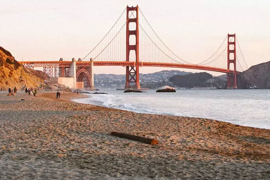 Abgebildet ist 贝博体彩apps Baker Beach mit der 金门大桥 im Hintergrund.