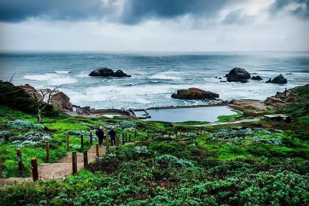 徒步旅行者探索太平洋附近的贝博体彩app苏特罗浴场